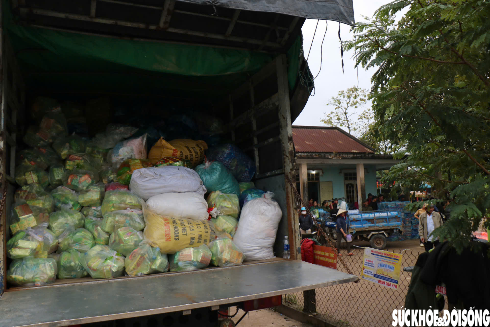 Nhu yếu phẩm được bốc lên các xe tải lớn để đưa vào vùng lũ, cứu trợ người dân.