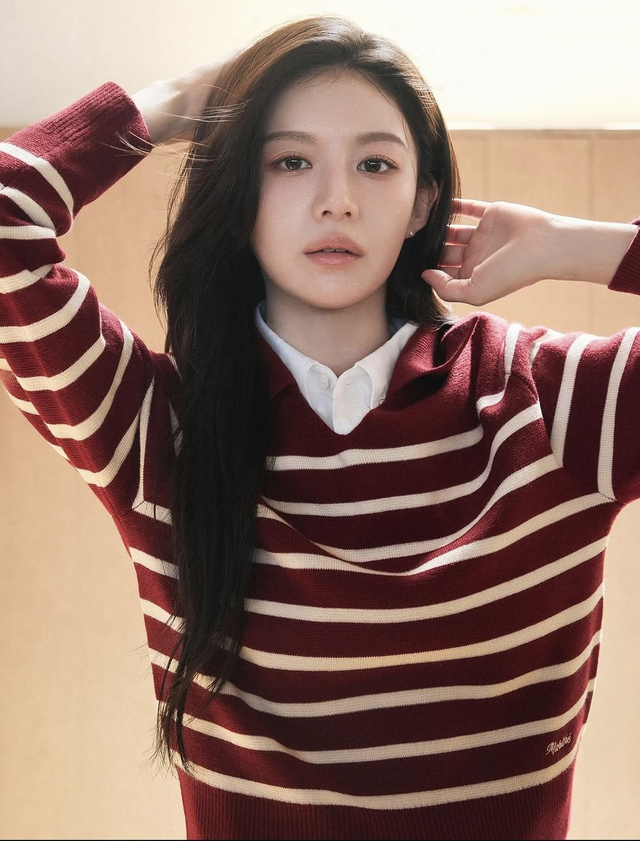 Công thức layering đơn giản này không chỉ mang lại cảm giác tươi mới và chỉn chu mà còn làm nổi bật vẻ đẹp trong trẻo của Go Yoon Jung.