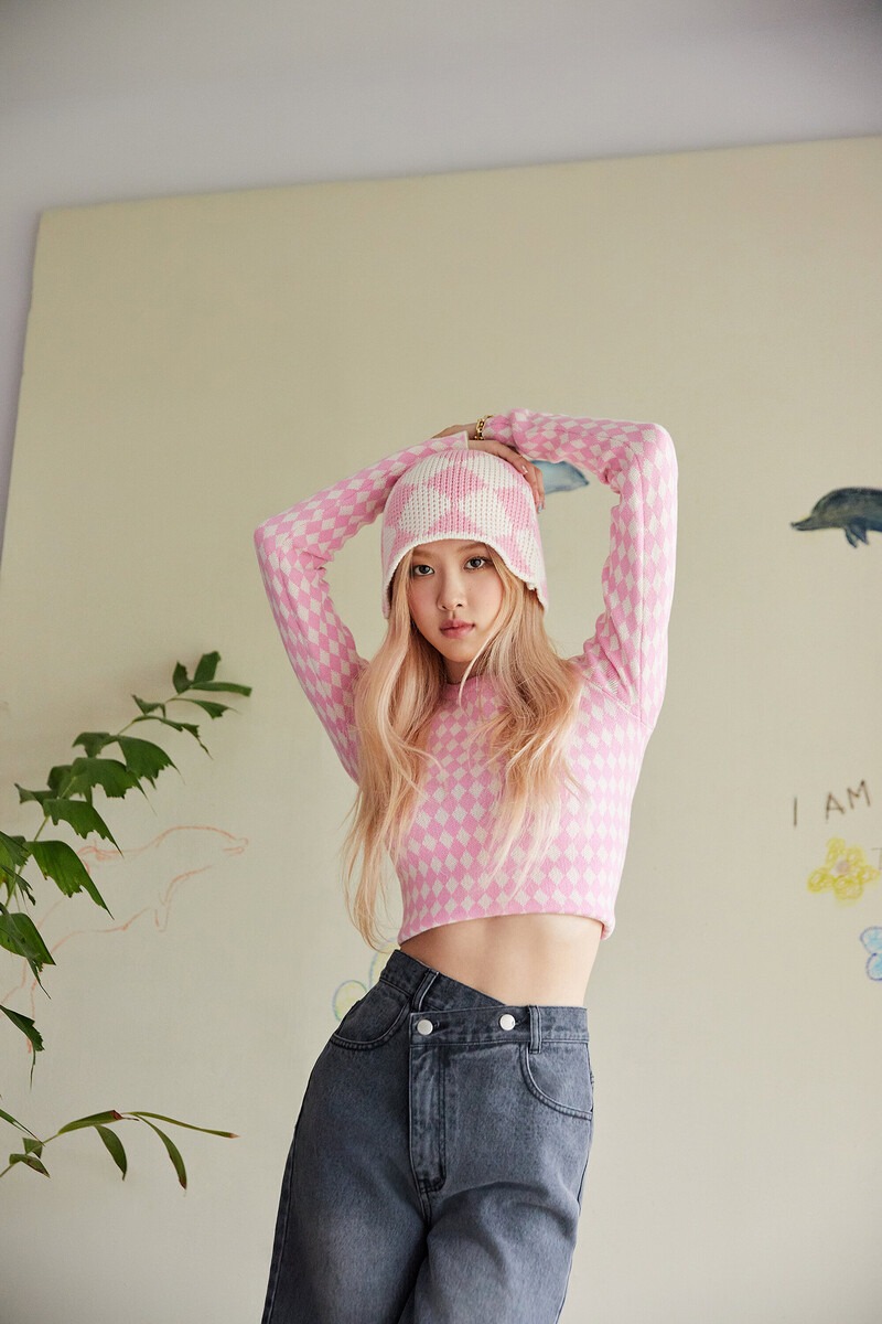 Rosé (BLACKPINK) thường xuyên đốt mắt fan với combo này khi xuất hiện trong đời thường.