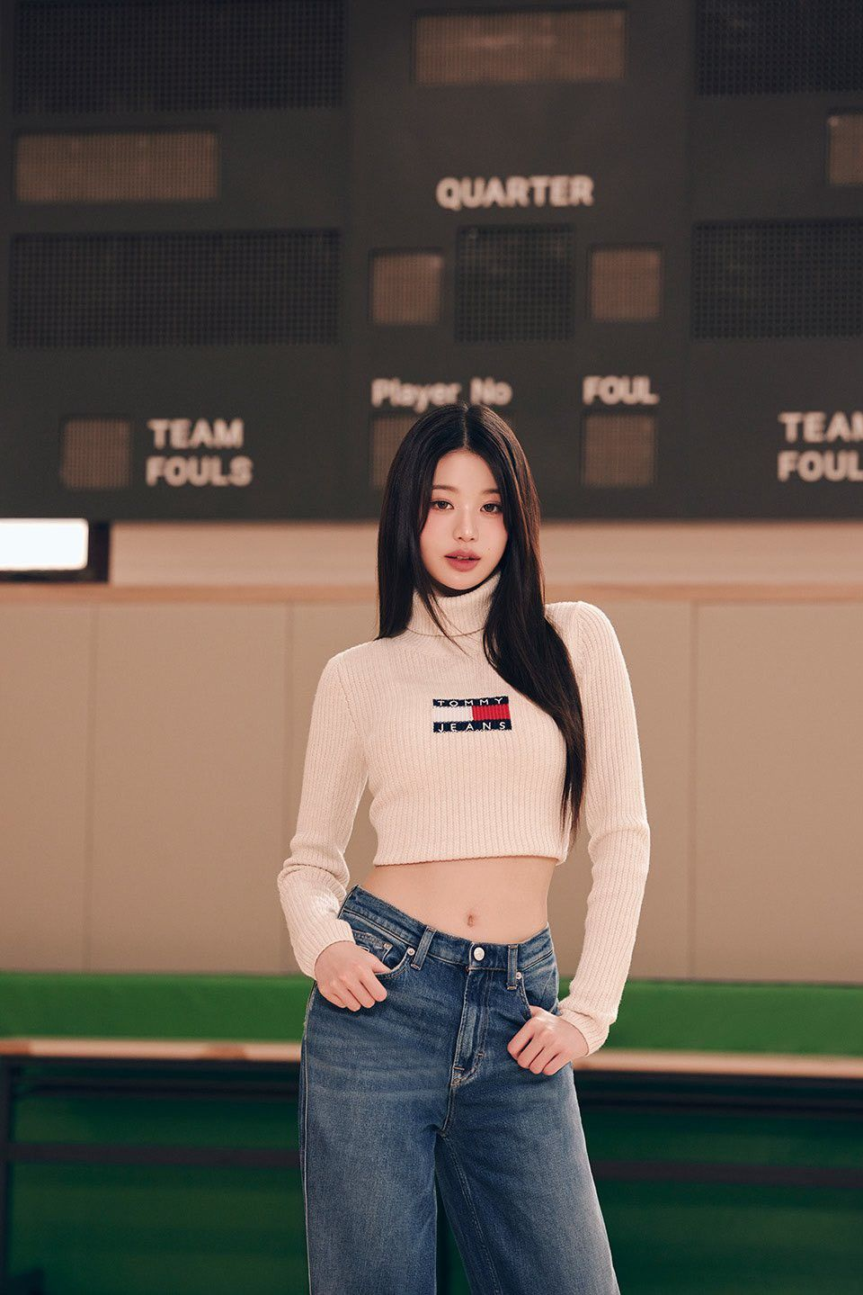 Wonyoung (IVE) cũng là tín đồ của áo len croptop, biến món đồ tưởng đơn giản thành điểm nhấn thời trang trẻ trung, cuốn hút.