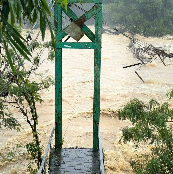 Phần mặt cầu treo bị lũ cuốn xuống sông trưa 21/11. Ảnh: Vân Anh