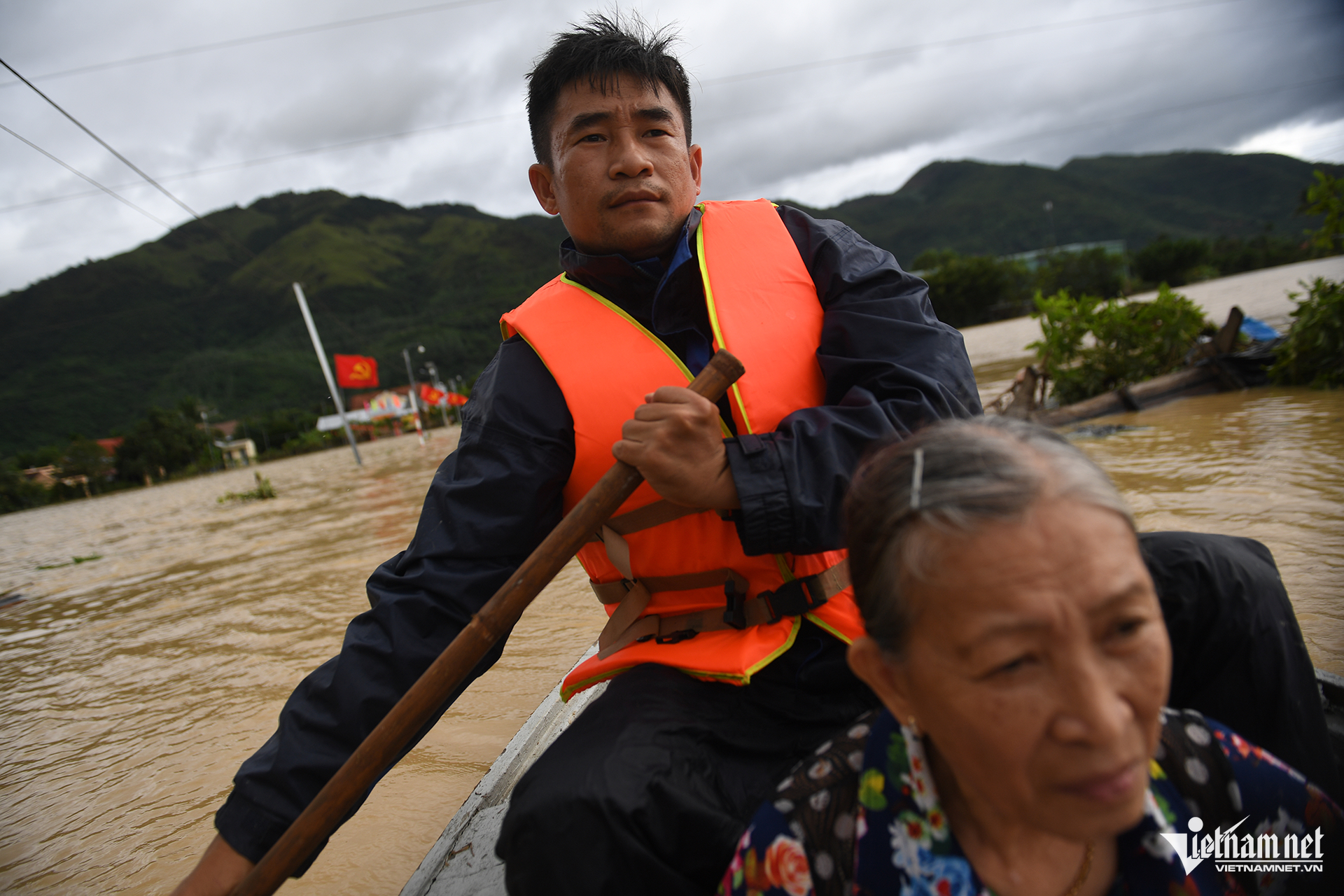 Anh Nhân nhiều lần gặp nguy hiểm trong lúc chèo thuyền đưa người dân đến nơi ở an toàn. Ảnh: Nguyễn Huế