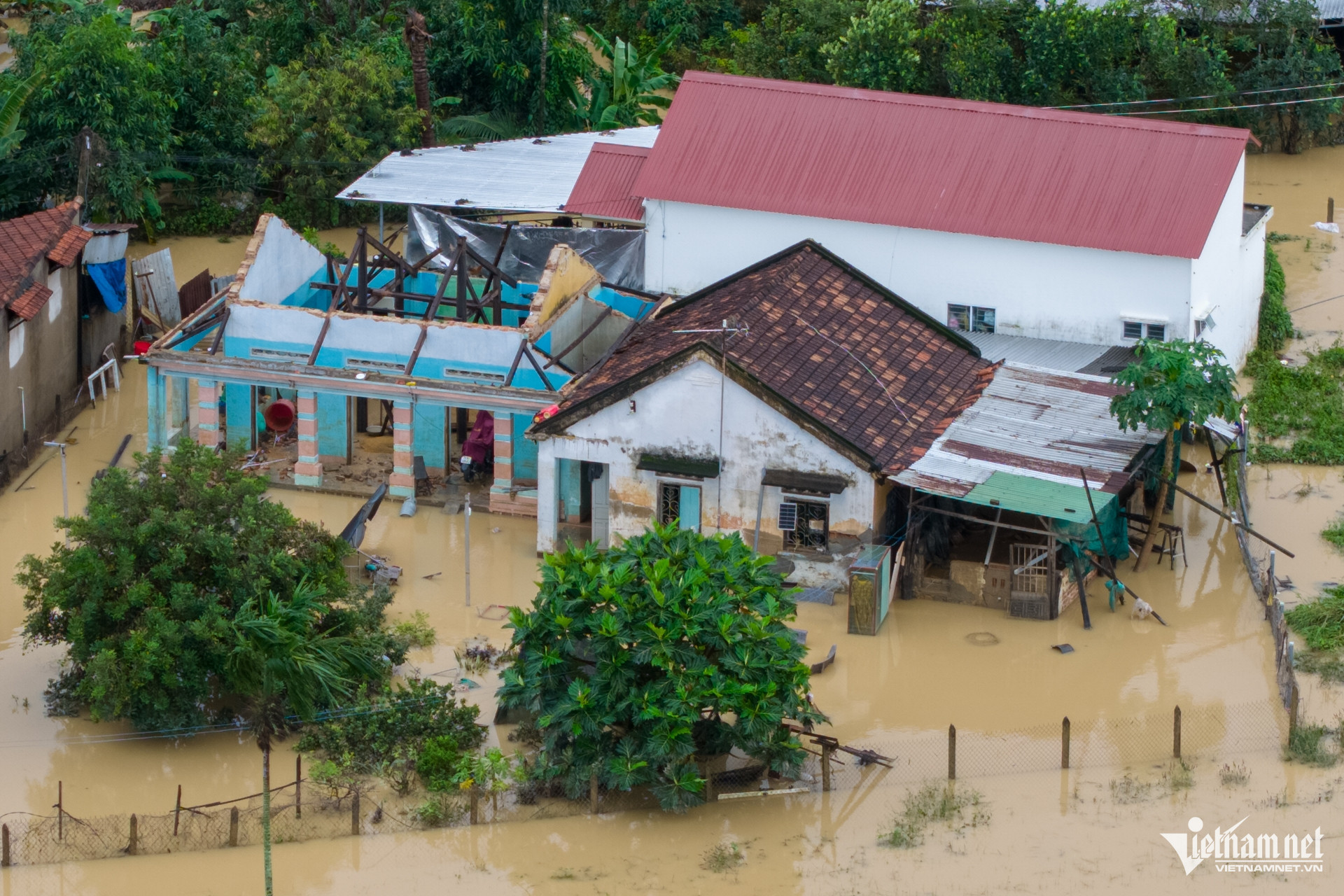 Nhà cửa trong thôn Võ Kiện hiện vẫn ngập sâu dù nước đã bắt đầu rút từ 2 ngày trước. Ảnh: Nguyễn Huế