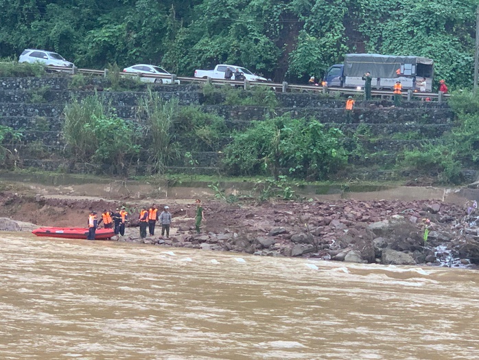 Những ngày qua, hàng trăm lượt người đã nỗ lực tìm kiếm nam tài xế xe đầu kéo trong điều kiện thời tiết mưa rét, nước sông suối chảy xiết