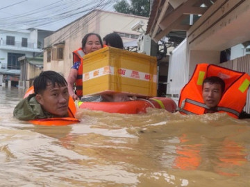 Hải quân vượt nước lũ cứu hộ hơn 5000 người dân khỏi các điểm ngập sâu