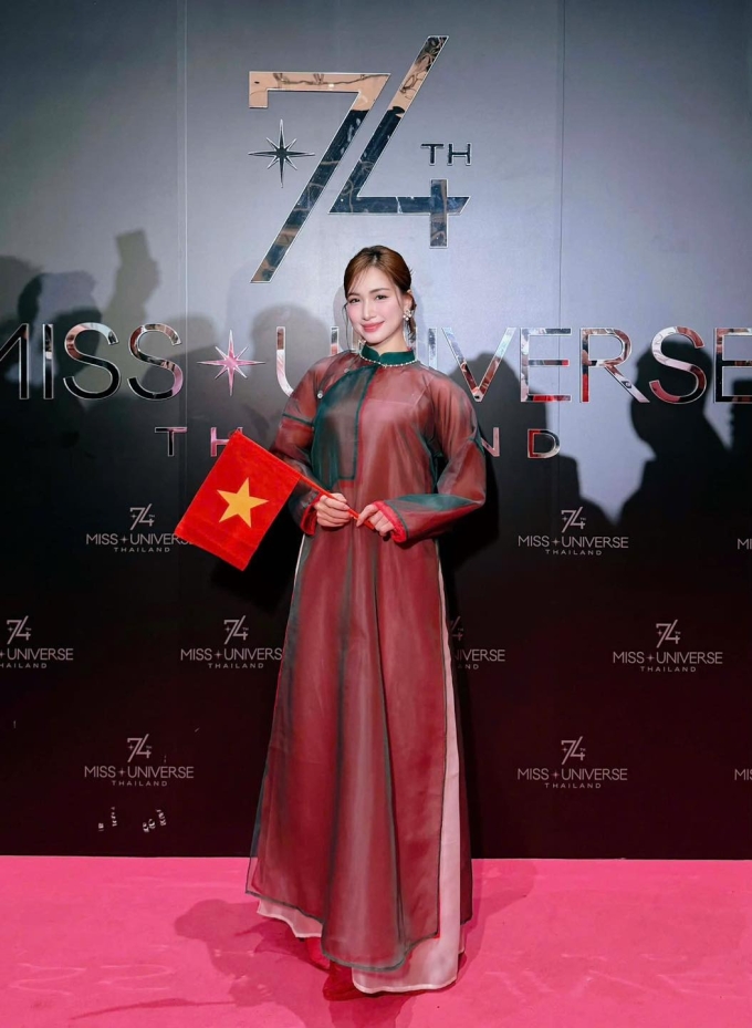 Hòa Minzy diện áo dài đi xem Miss Universe 2025.