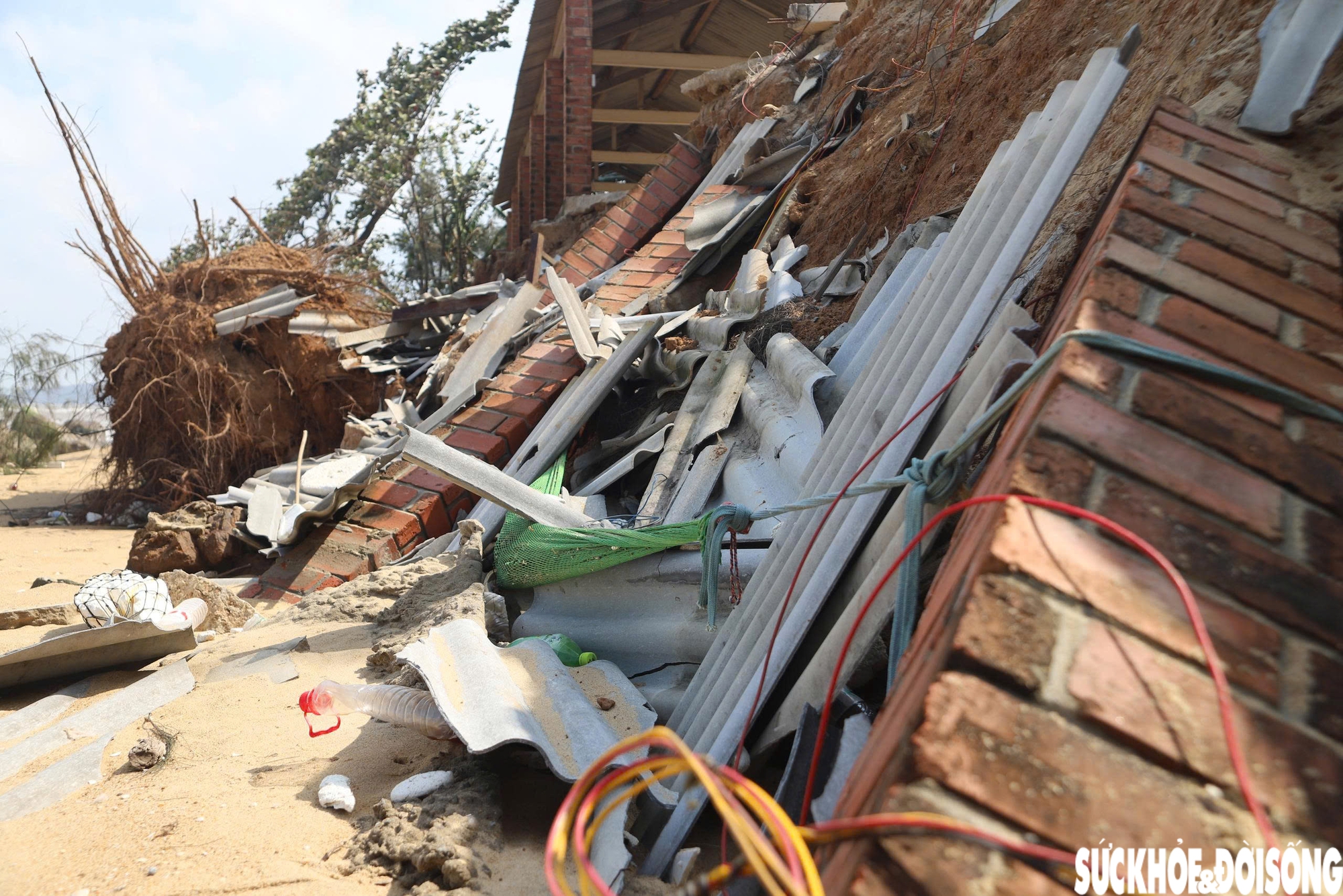 Bãi biển Hàm Rồng là điểm đến yêu thích với vẻ đẹp hoang sơ nay trở nên hoang tàn sau mưa bão.