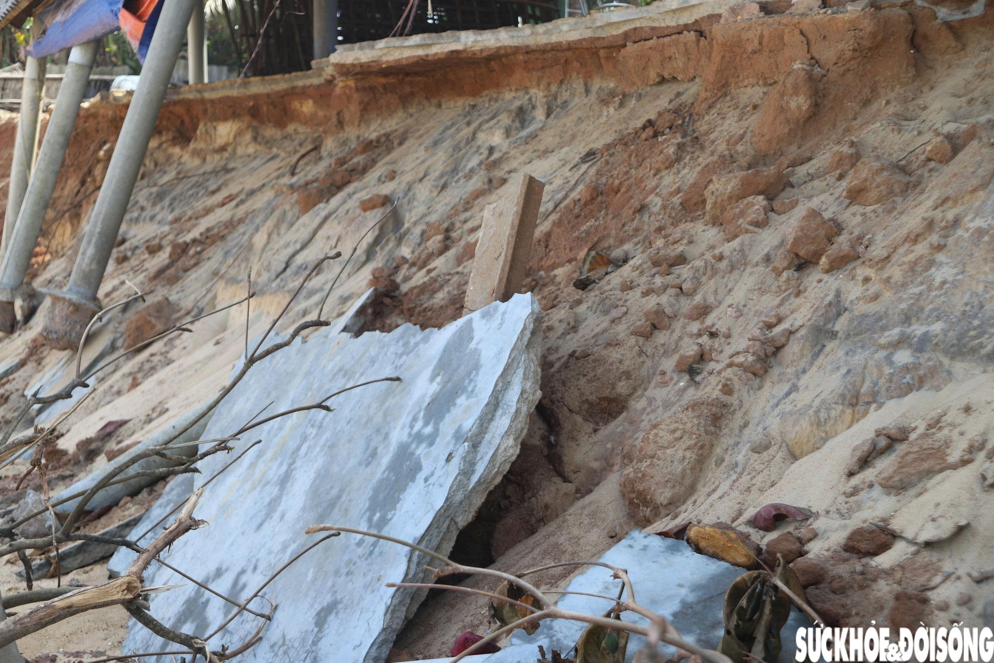 Theo thống kê, sau ảnh hưởng của cơn bão số 13 vừa qua, bãi biển Hàm Rồng tại thôn Hiền An 2 tiếp tục sạt lở hơn 800m, ăn sâu hơn 10m so với trước. Toàn bộ 5 hàng quán ven biển bị thiệt hại nặng, nhiều nơi không thể khắc phục.