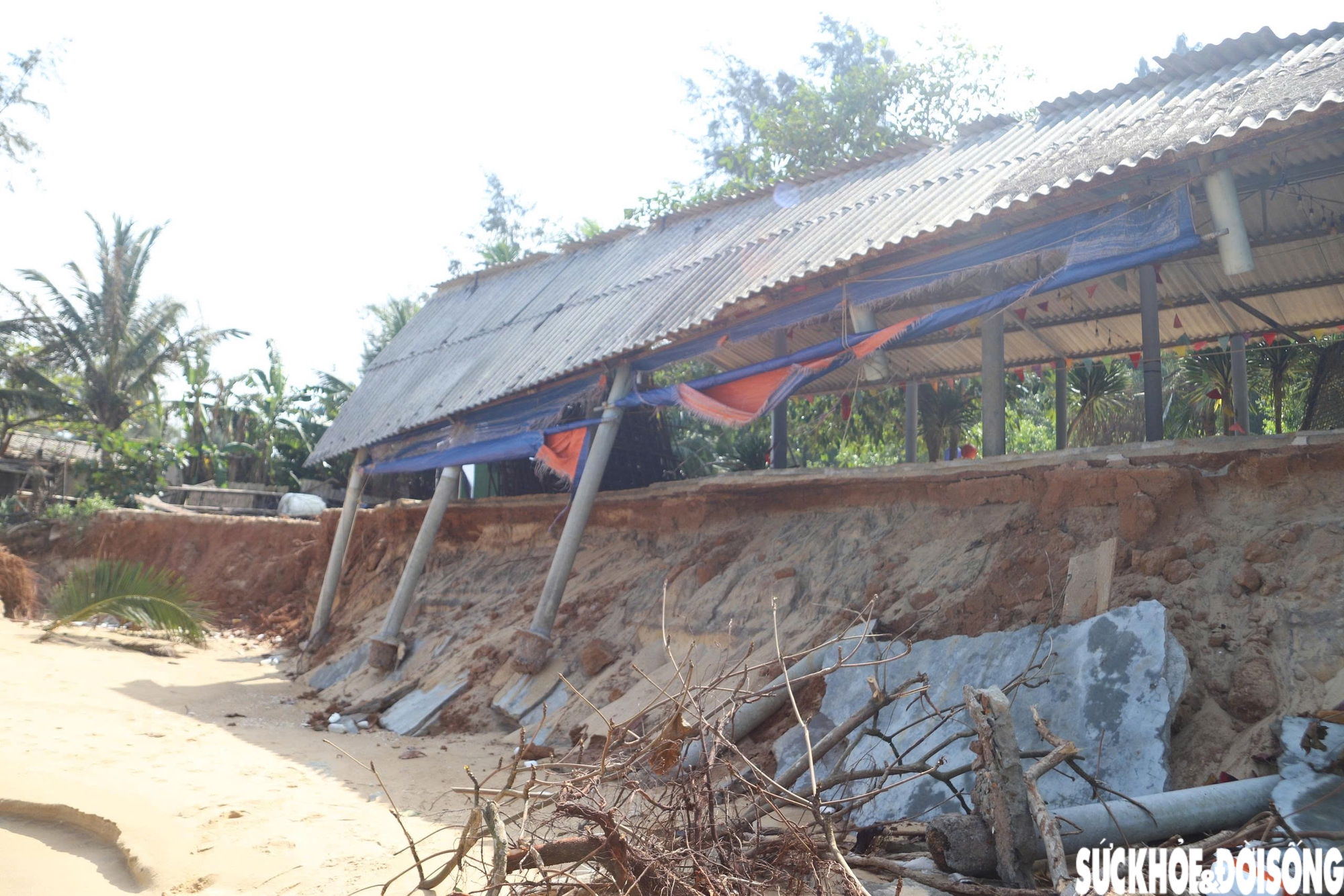 Sau nhiều đợt mưa lớn, bão dồn dập, bờ biển Hàm Rồng (xã Vinh Lộc, TP Huế) chịu tác động nghiêm trọng của xói lở. Sóng biển liên tục khoét sâu, kéo sập hàng quán của người dân, khiến khu vực từng nổi tiếng hoang sơ nay biến dạng chỉ trong thời gian ngắn.