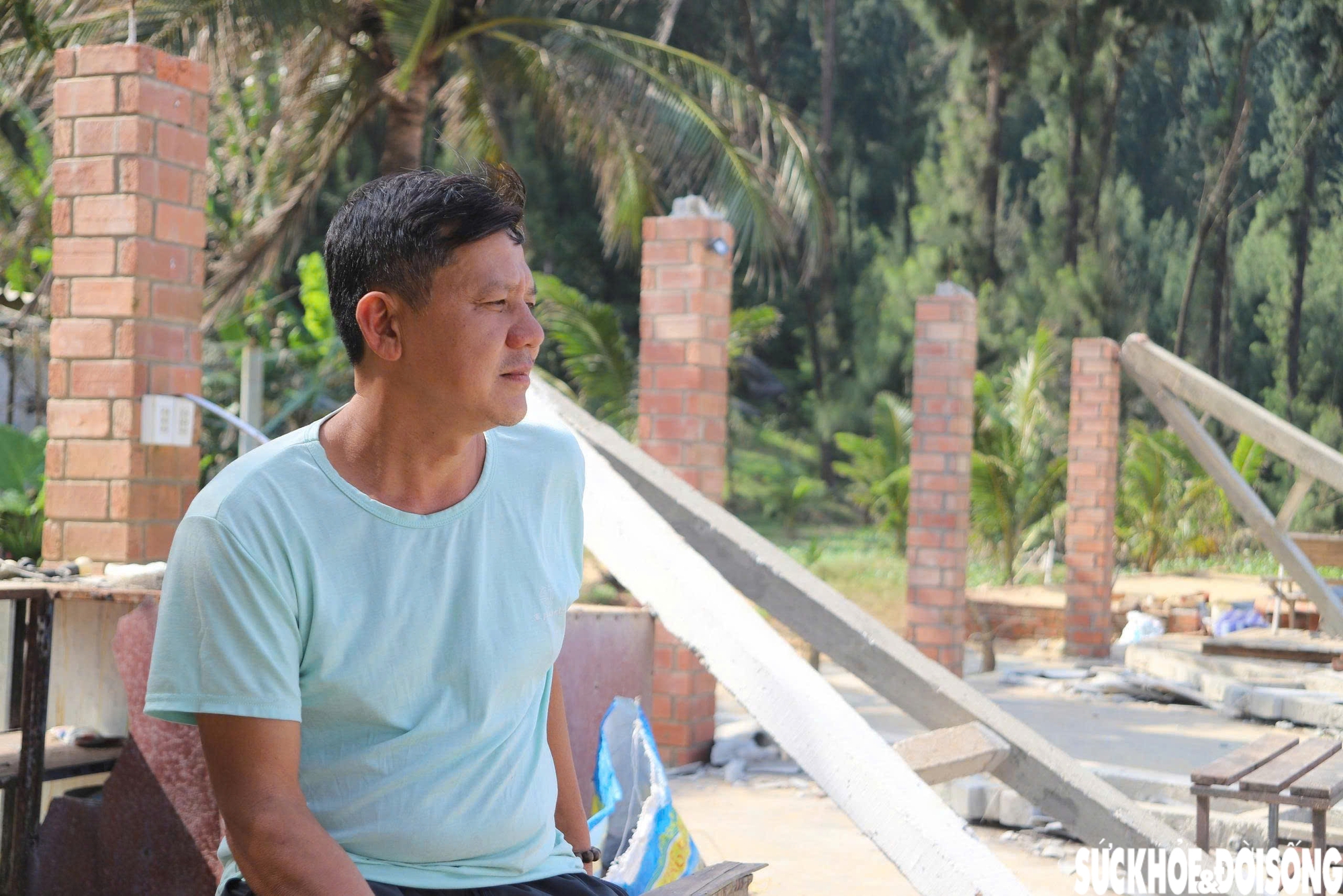 Anh Hoàng Trọng Quang, chủ nhà hàng Hàm Rồng Quán cho biết, tình trạng xâm thực kéo dài nhiều năm, nhưng mức độ năm nay vượt xa mọi đợt trước. Trước nhà hàng có hai hàng dừa cách mép nước hơn 30m. Giờ sóng lấn sâu, cuốn trôi từng hàng dừa rồi đánh thẳng vào nhà hàng, nhiều dãy bị sập. Nếu không có biện pháp ứng phó, e rằng xâm thực sẽ nuốt trọn phần còn lại của quán, anh Quang chia sẻ.