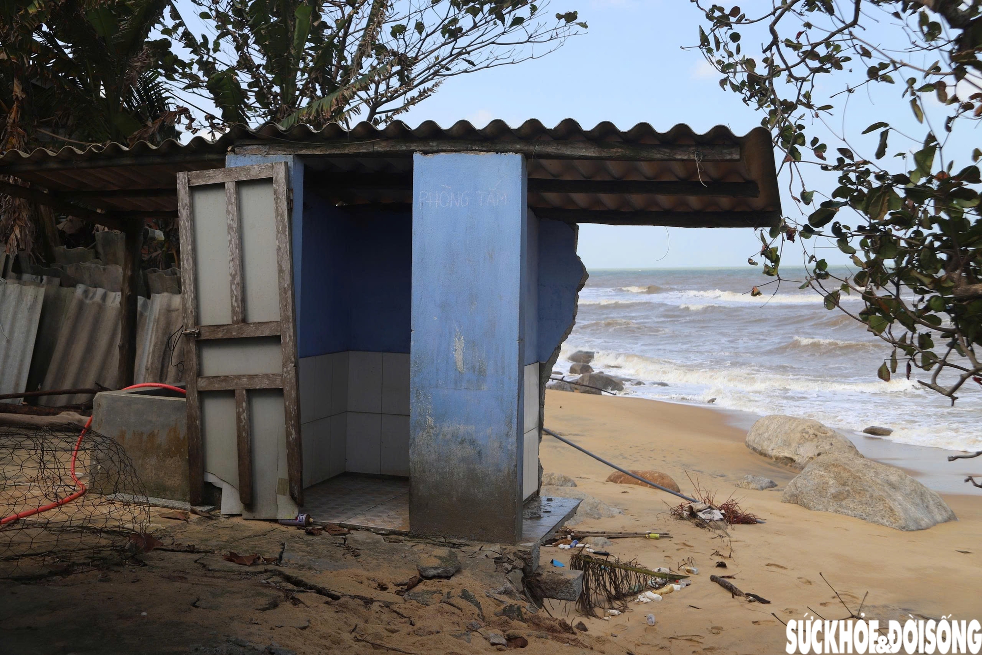 Sạt lở, xâm thực ăn sâu khiến chủ các hàng quán nơi đây lo lắng vì có thể sẽ mất đi sinh kế.