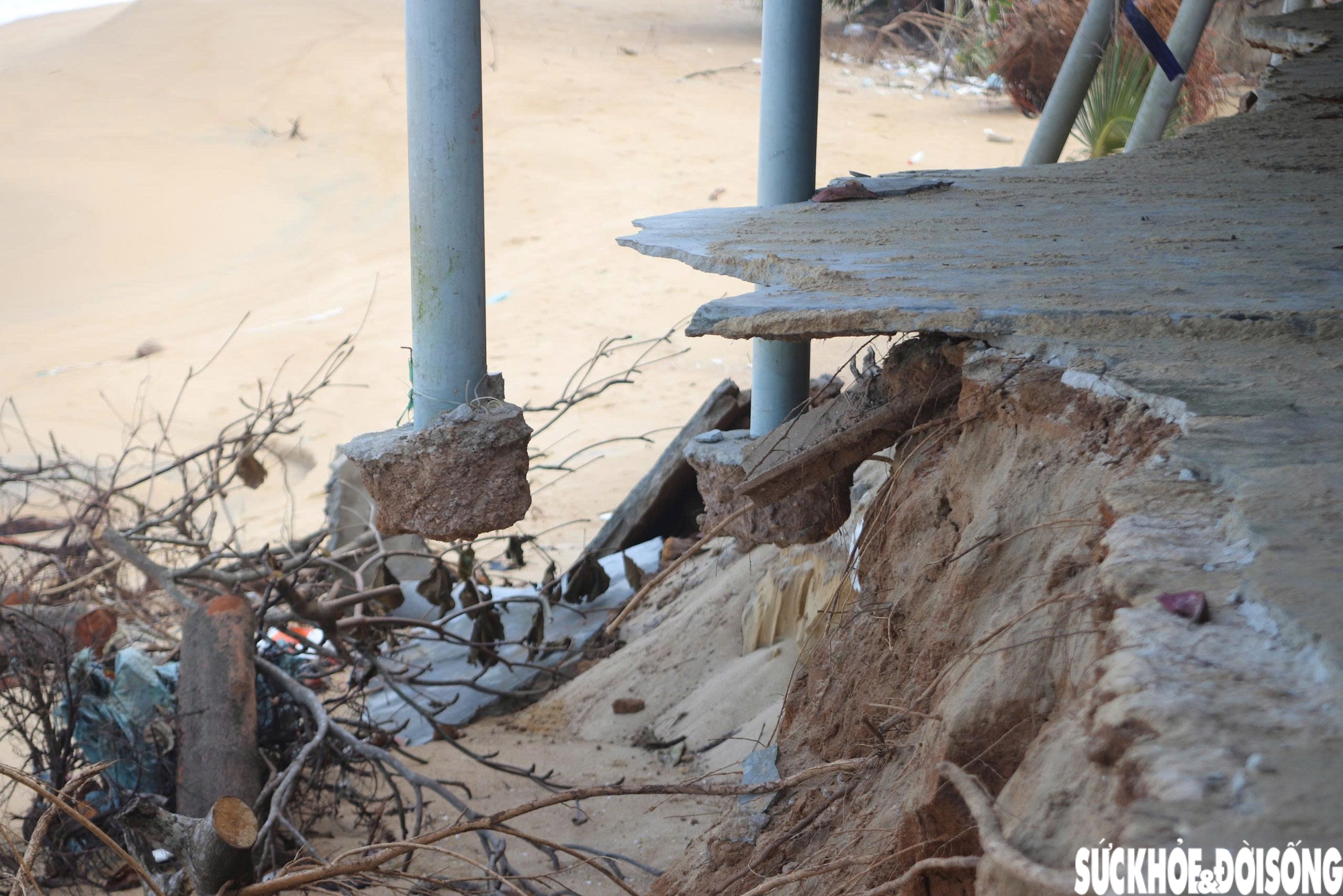 Các hộ kinh doanh du lịch mong muốn trước mắt có giải pháp tạm thời như kè mềm, kè cừ để giảm tốc độ xói lở, bảo đảm an toàn trong khi chờ công trình kiên cố được triển khai.