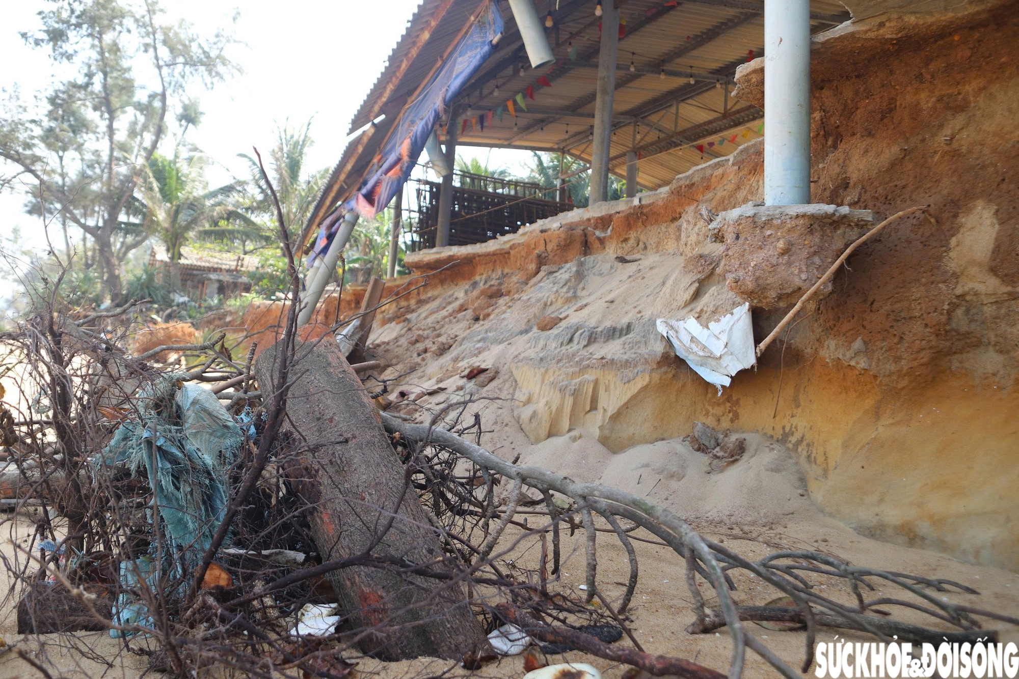 UBND xã Vinh Lộc cho biết, trước thực trạng xâm thực ngày càng nghiêm trọng, xã kiến nghị thành phố sớm hỗ trợ bố trí kinh phí khắc phục khẩn cấp các điểm sạt lở nguy hiểm. Đồng thời, nghiên cứu đầu tư hệ thống kè, đê biển kiên cố để bảo vệ dân cư và phục hồi bãi biển. Địa phương cũng đề nghị hỗ trợ kinh phí để mở rộng một số tuyến đường trọng yếu phục vụ công tác kiểm tra, cứu hộ, cứu nạn trong mùa mưa bão.