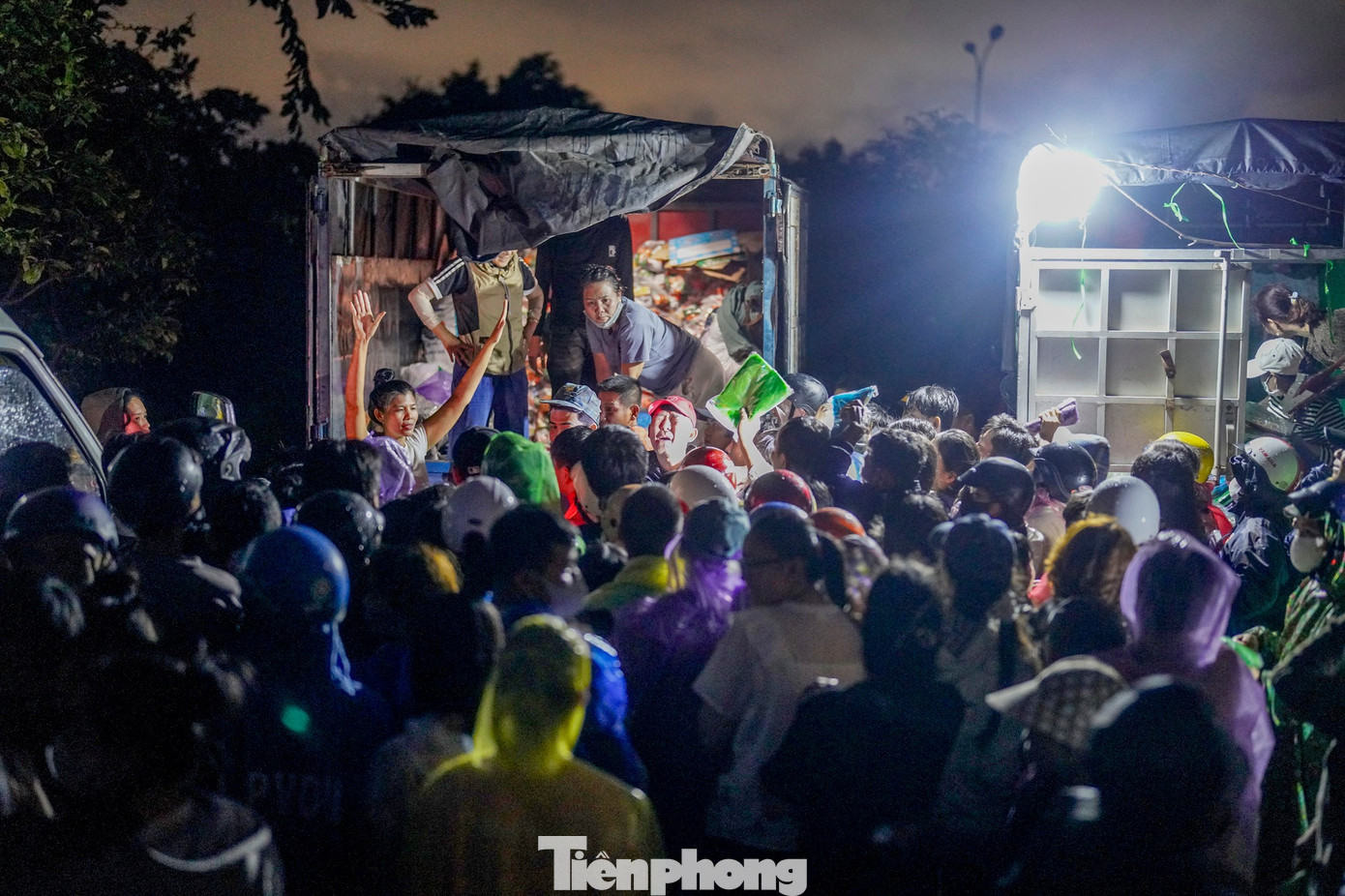 Lũ dữ nhiều ngày khiến cuộc sống bà con khó khăn, đồ đạc trong nhà trôi hết. Nhóm chị Loan (phường Sông Cầu) huy động thực phẩm, nước uống. Chị Loan cho biết đoàn phải đi đường vòng qua đèo vì Quốc lộ bị kẹt, may mắn được CSGT và cán bộ xã hỗ trợ ưu tiên.