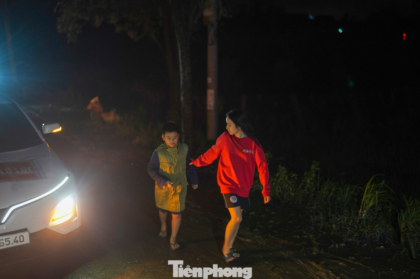 Hai chị em cô bé nhanh chóng mặc ngay chiếc áo ấm, chống lại cái lạnh khắc nghiệt.