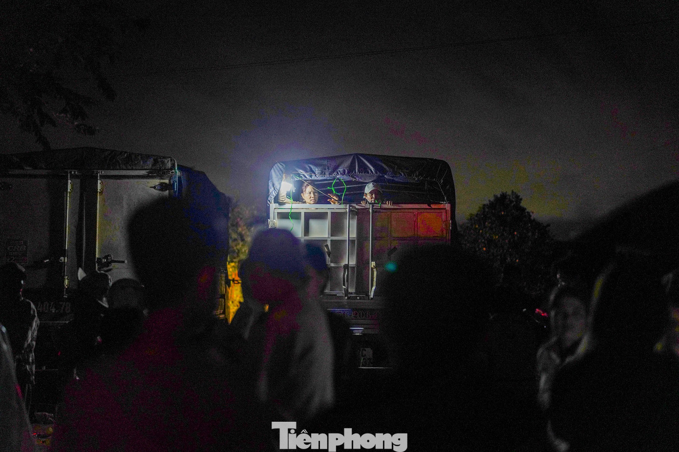 Chuyến này chỉ có khoảng 800 phần quà (áo mưa, mì tôm, nước lọc...), đoàn cứu trợ tâm tư: Ước gì chúng tôi có thể chở được nhiều hơn cho bà con.