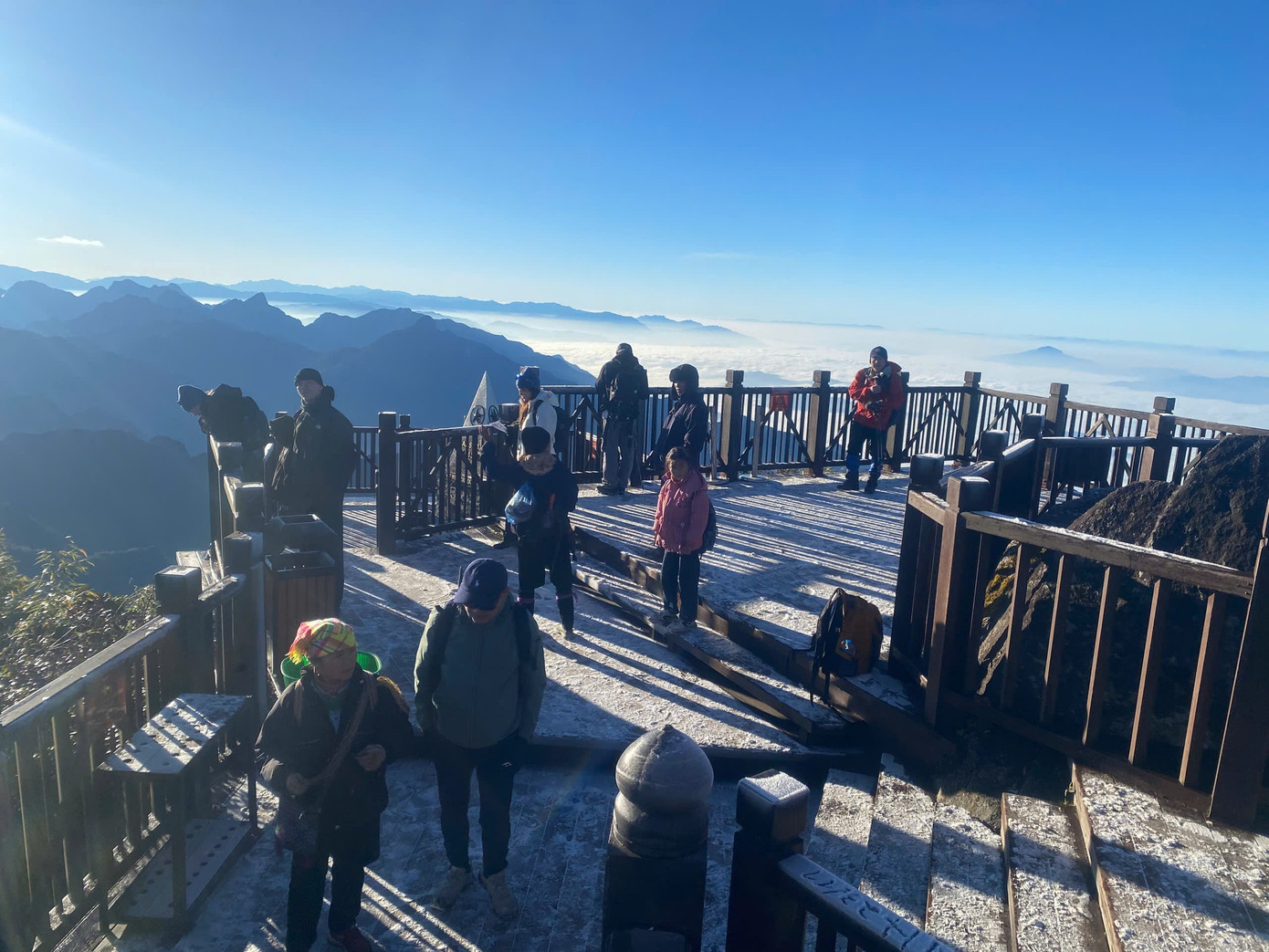 Lớp băng bám trên lan can, sàn gỗ và các khối đá quanh khu vực chóp tháp trên đỉnh Fansipan. Ảnh: Lan Hương.