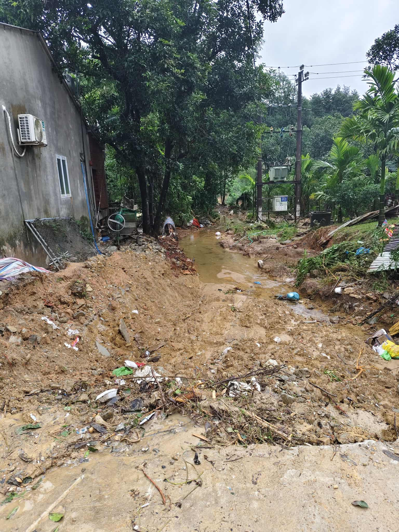 Clip hàng xóm gọi nhau amp;#34;chạy lũamp;#34; giữa đêm khiến người xem nghẹn lòng - 1