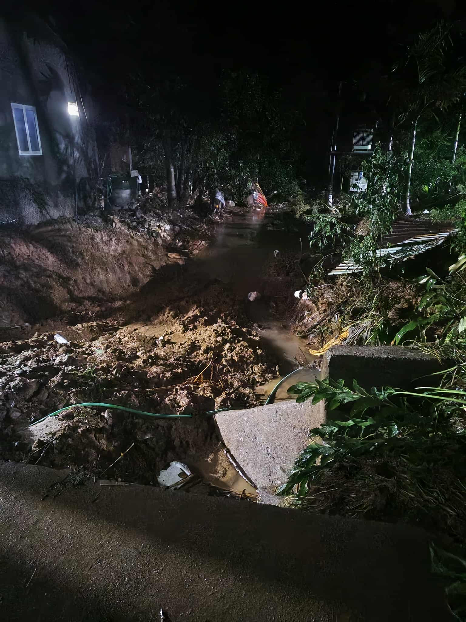 Trận lũ quét gây thiệt hại nặng nề. Ảnh: NVCC