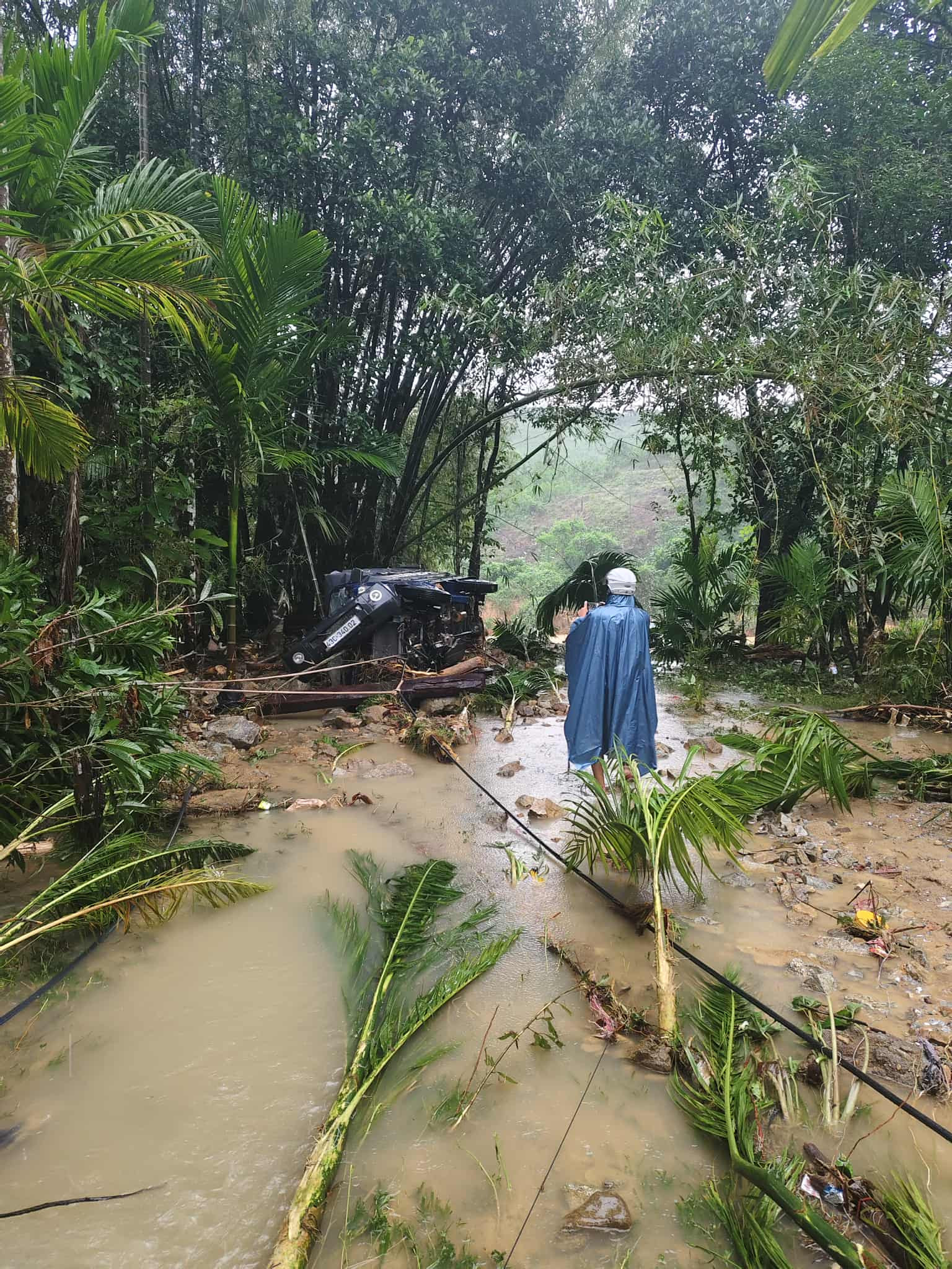 Clip hàng xóm gọi nhau amp;#34;chạy lũamp;#34; giữa đêm khiến người xem nghẹn lòng - 2