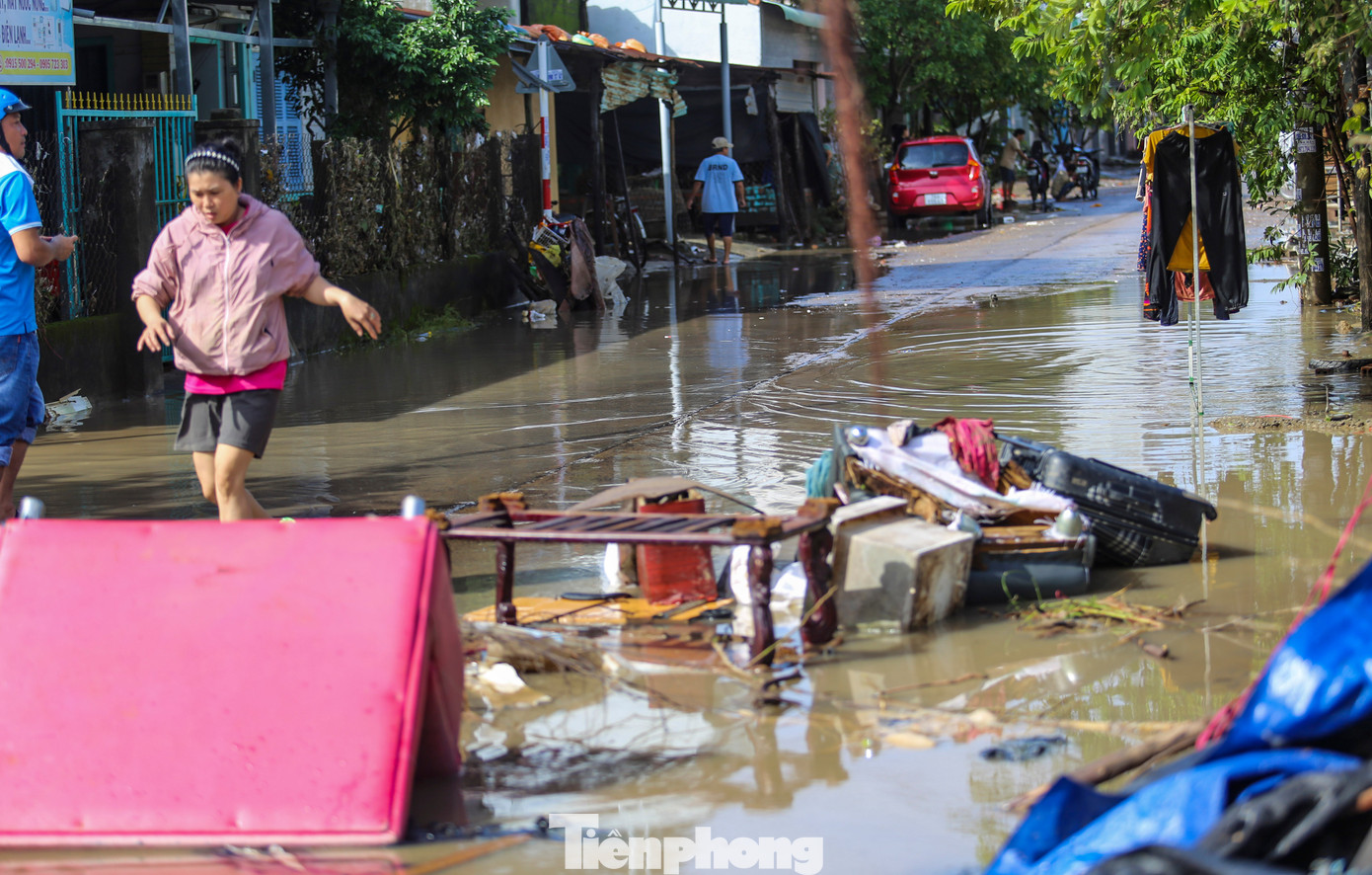 Những khu phố phảng phất mùi bùn đất, xen lẫn tiếng thở dài tiếc nuối khi người dân chạm tay vào những tài sản bị cuốn trôi hoặc hư hỏng. Ảnh: Trương Định.