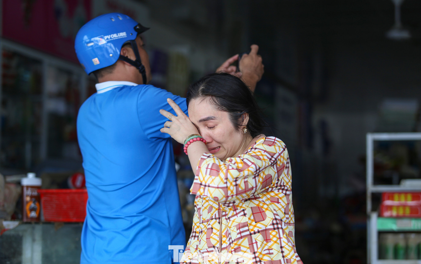 Bên những kệ hàng đổ sập, thùng mì, chai dầu gội, bao đường, gói bánh… vương vãi lẫn trong lớp bùn đặc quánh, chị Hà Thị Hợp (khu phố Qui Hậu, phường Tuy Hòa) nghẹn ngào nhìn khối tài sản bị nước lũ nhấn chìm. Ảnh: Trương Định.