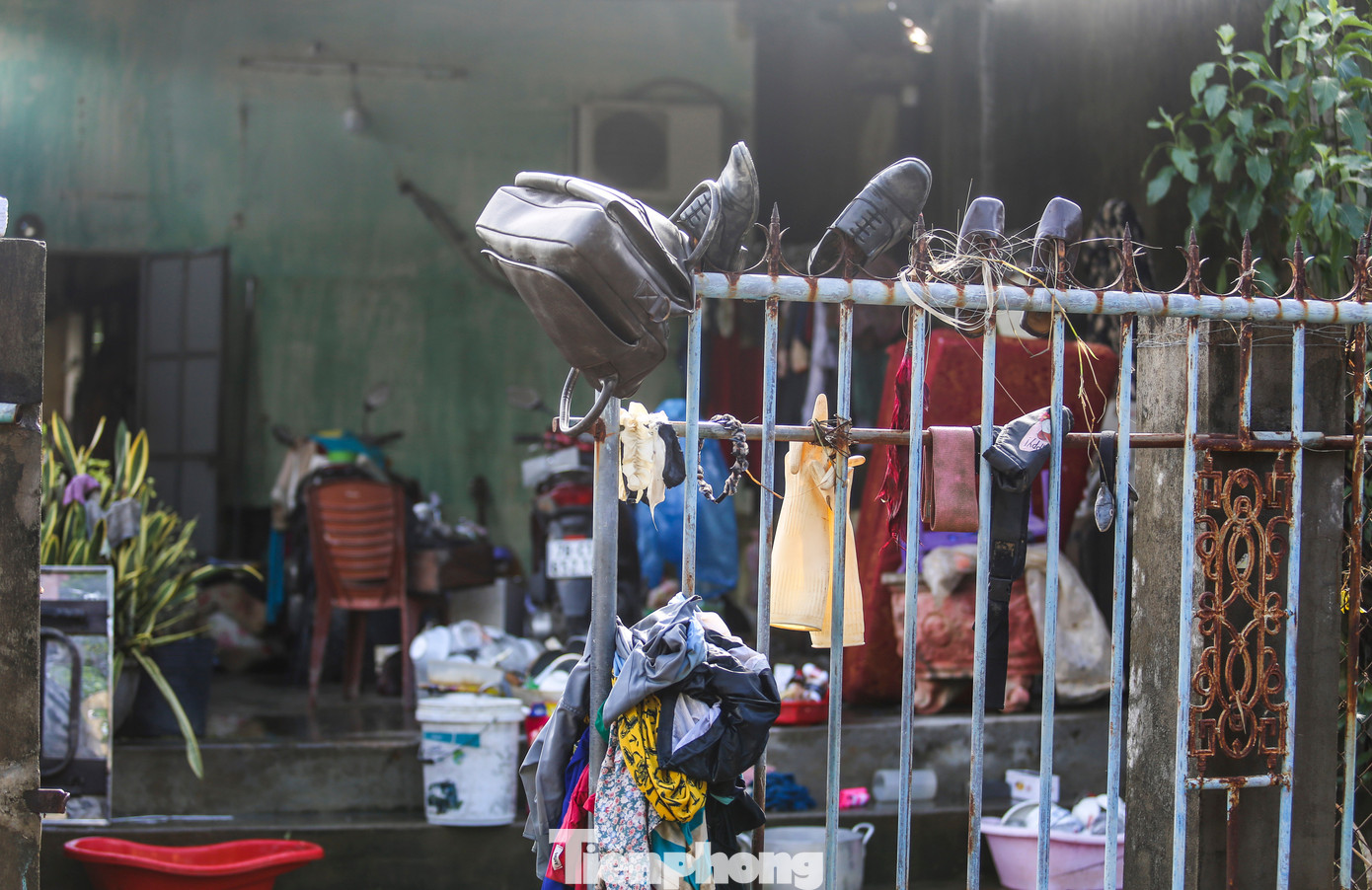 Sáng 23/11, tranh thủ thời tiết hửng nắng, người dân cũng đem đồ đạc, những vật dụng bị nước lũ nhấn chìm để đem ra phơi khô. Ảnh: Trương Định.