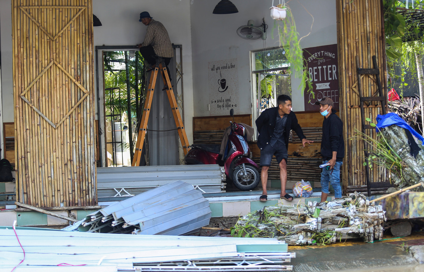 Quán xá của người dân bị nước lũ phá tan hoang. Ảnh: Trương Định.