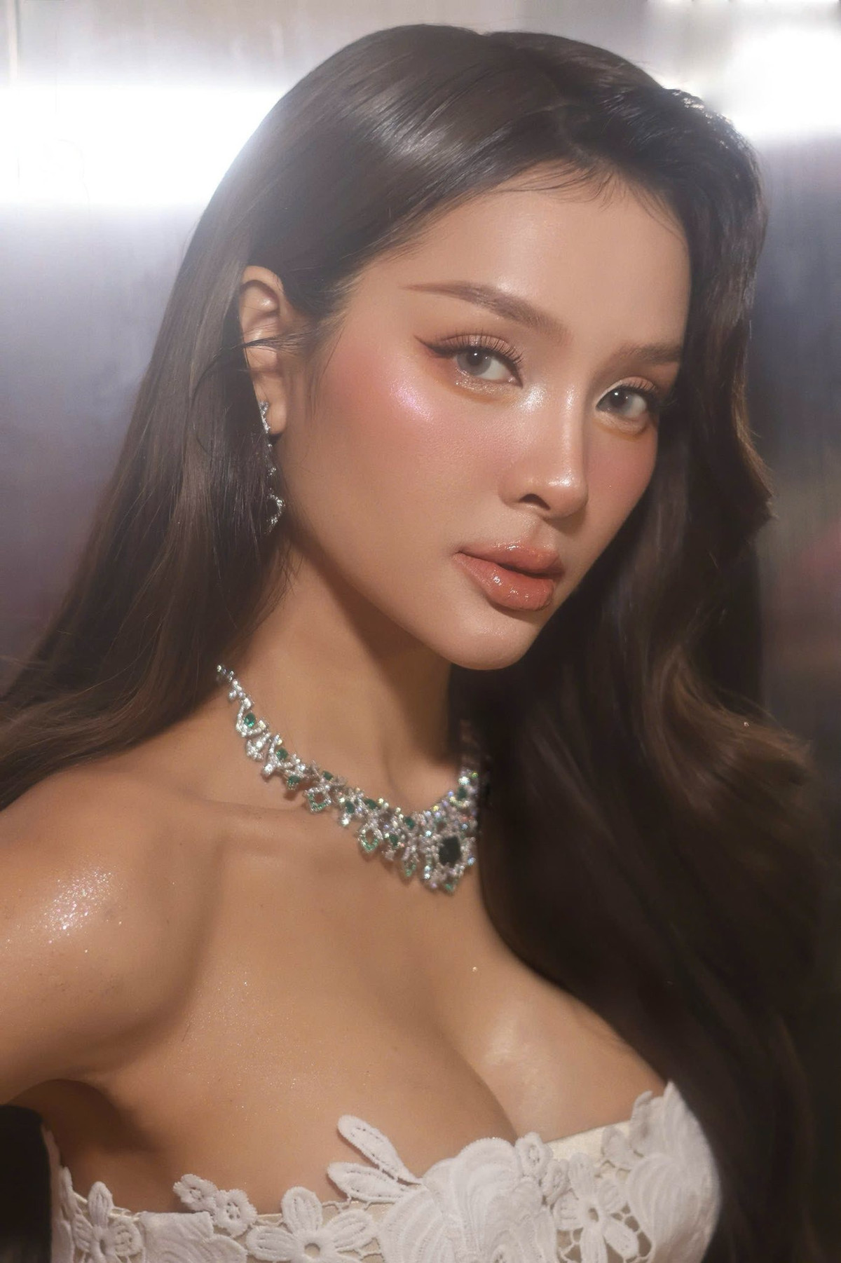 Lần này, người đẹp gây chú ý với làn da nâu bóng khoẻ, càng làm nổi bật sự quyến rũ và đầy sức sống của cô.