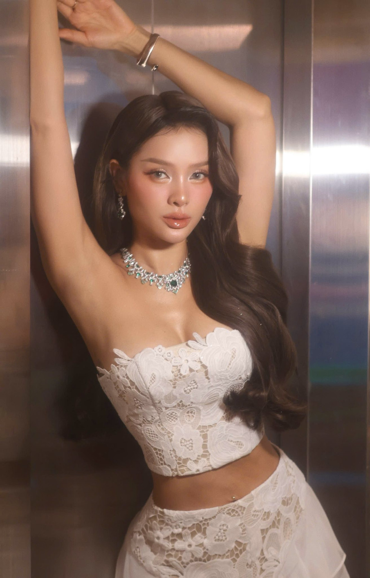 Điều khiến công chúng bất ngờ nhất chính là vóc dáng săn chắc, đường cong chuẩn chỉnh của bà mẹ 3 con.