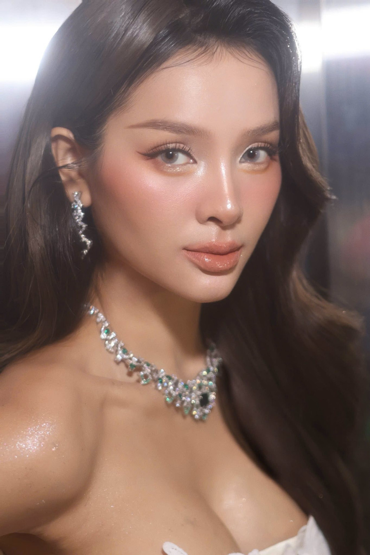 Không ai nghĩ rằng người đẹp đã bước qua ba lần sinh nở khi sở hữu body thon gọn, vòng eo gợi cảm cùng đôi chân dài hút mắt.