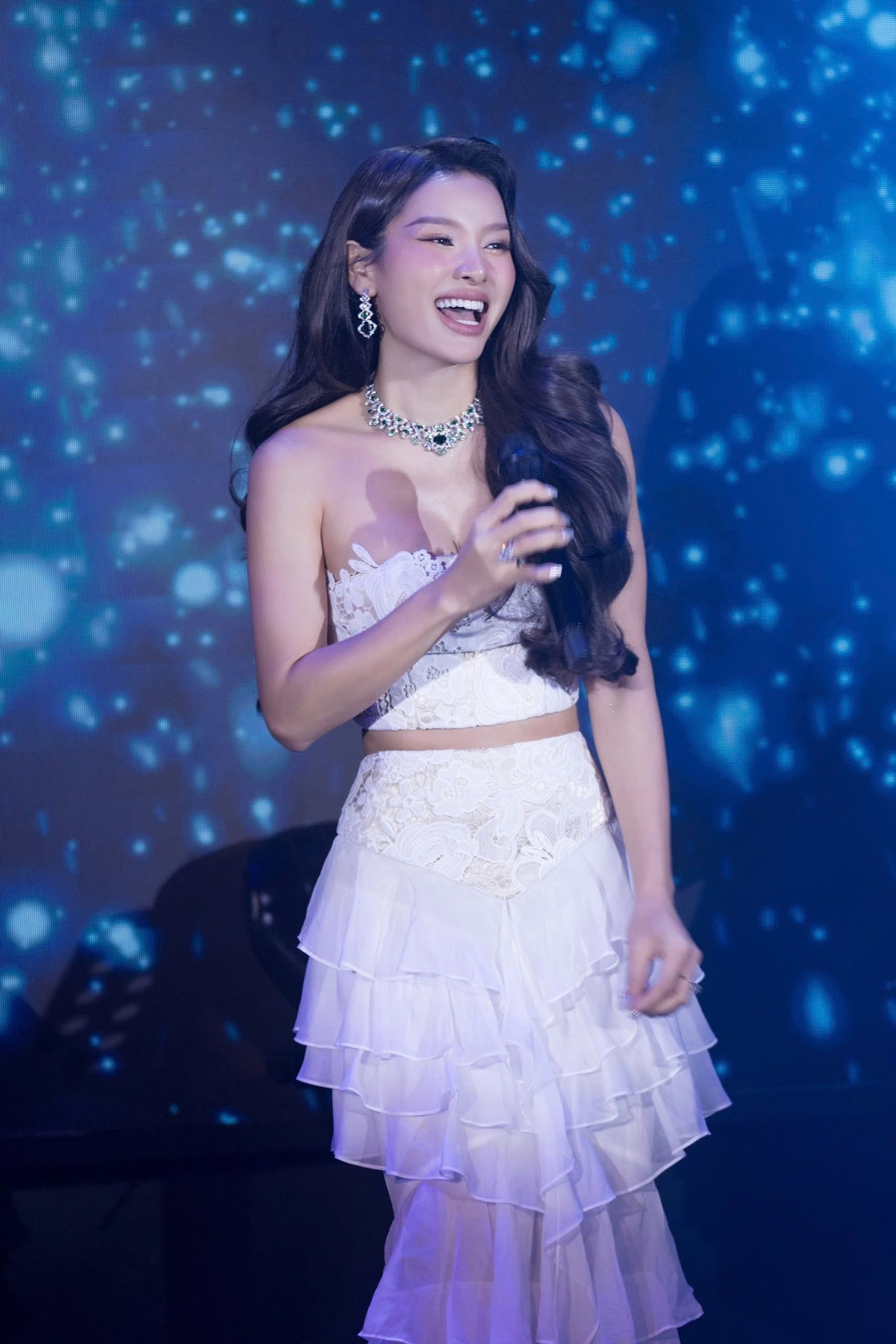 Thời gian gần đây, sau 5 năm ở nhà chăm con, ca sĩ tái xuất với MV Sứ thần mùa đông (OnlyC sáng tác, lời: Nguyễn Phúc Thiện).