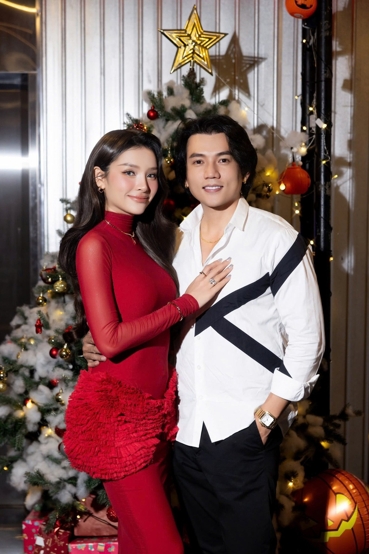 Cô chi hàng trăm triệu đồng cho sản phẩm, trong đó phần lớn là tiền của ông xã - diễn viên Lý Bình. Bạn đời cũng hỗ trợ Phương Trinh Jolie trong việc tìm người sáng tác, sản xuất sản phẩm.