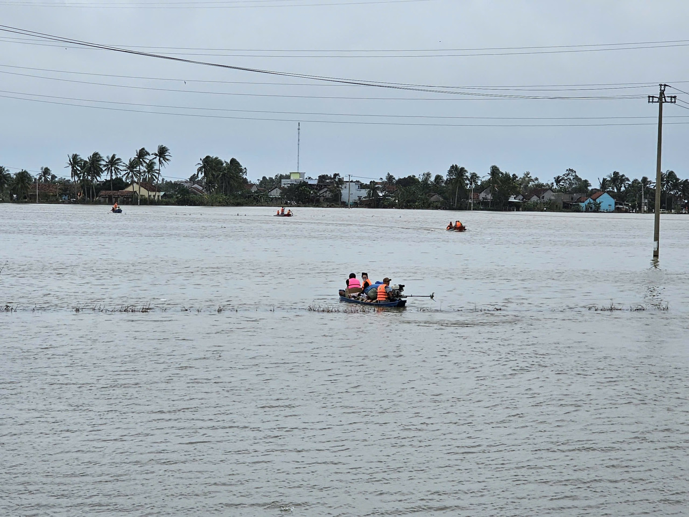 Thuyền, ghe tiếp tế lương thực cho khu vực còn bị cô lập
