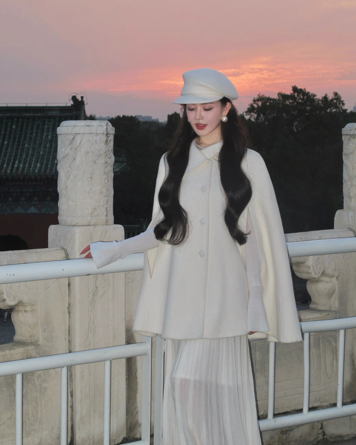 Áo dạ tay cape tông màu trắng kem, trắng ngà giúp người mặc trông thanh lịch, sang chảnh đồng thời giữ ấm tốt cho cơ thể.