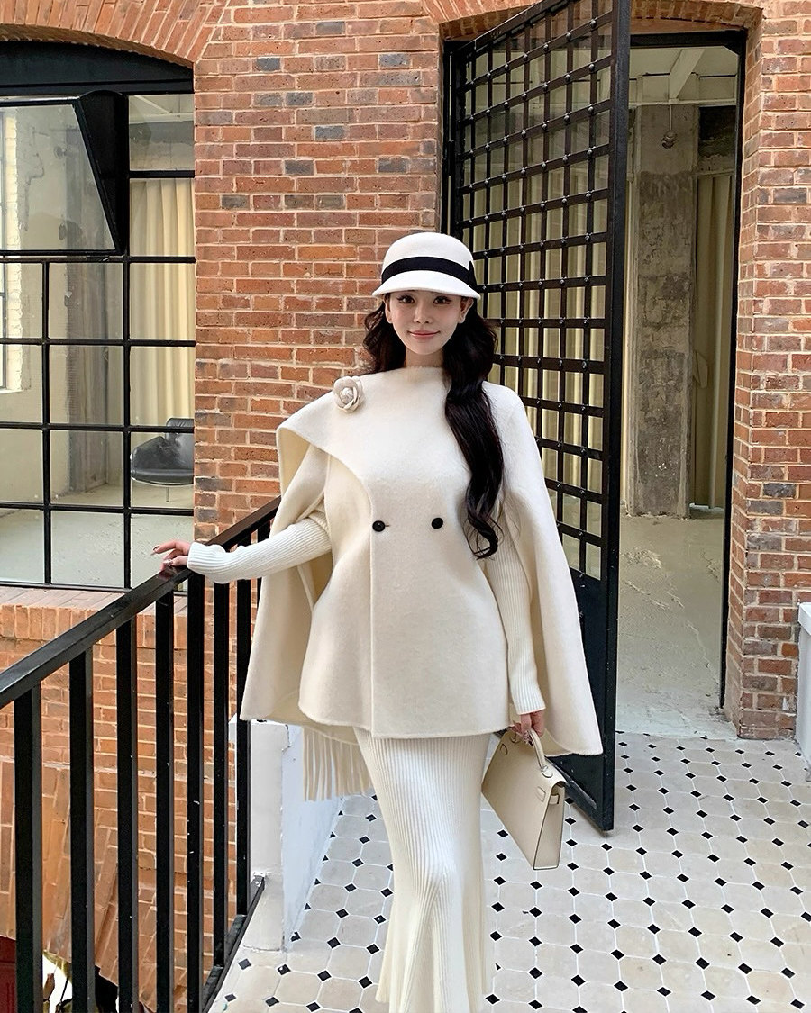 Khi diện áo choàng cape, bạn không cần kết hợp cầu kỳ vì chiếc áo vốn đã nổi bật. Bạn chỉ cần phối áo tay ôm, chân váy ôm dáng hoặc xòe nhẹ nhàng là đủ hoàn thiện diện mạo nữ tính.