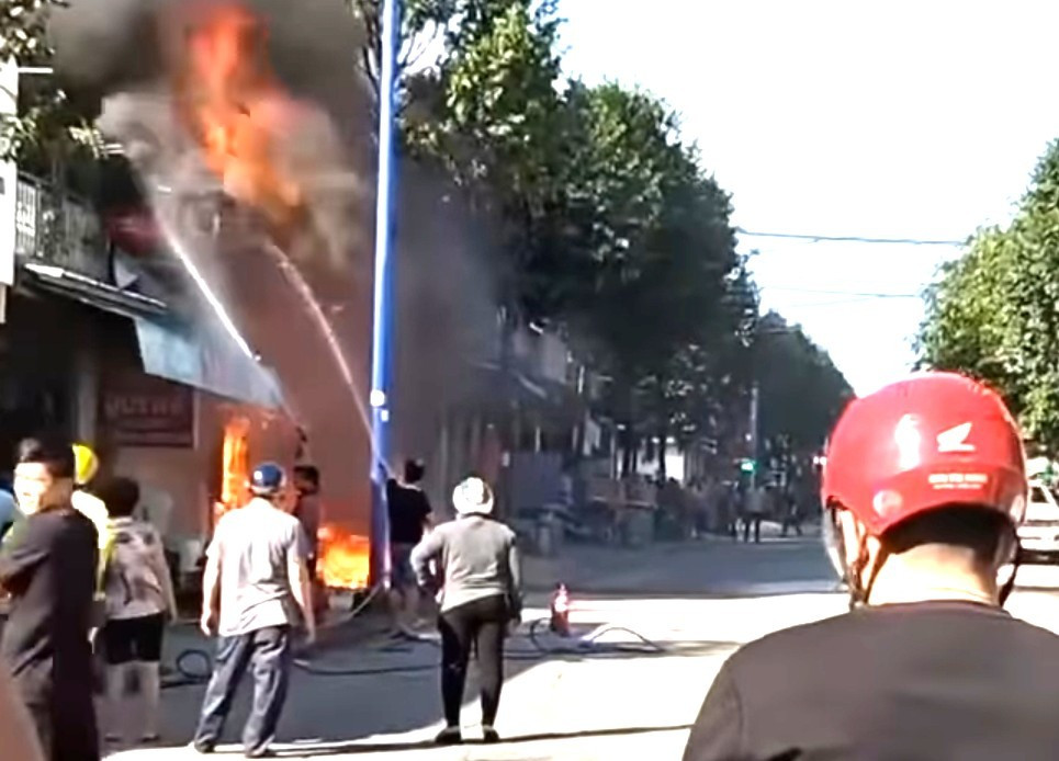 Lửa bao trùm cửa hàng kinh doanh giày dép ở TPHCM - 1