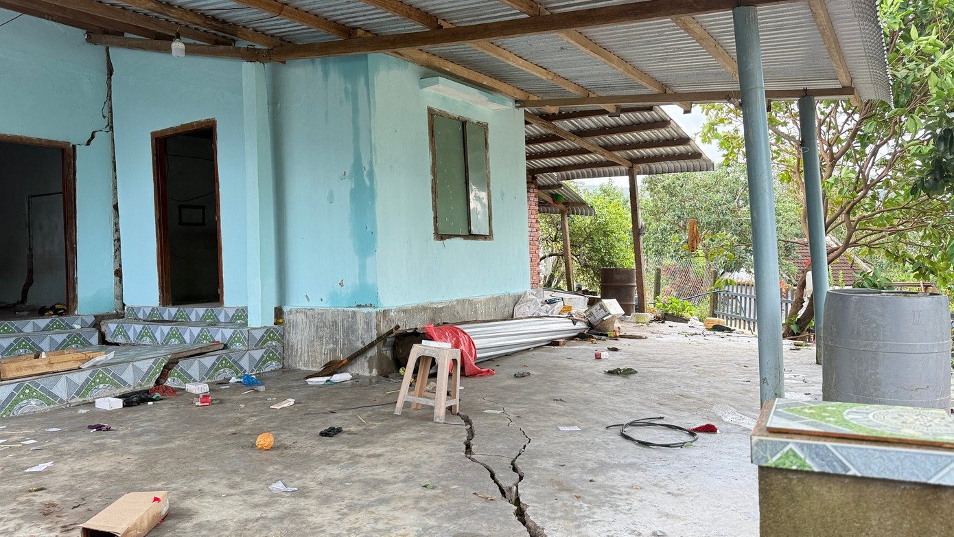 Nền nhà bị sụt lún, nứt toác.