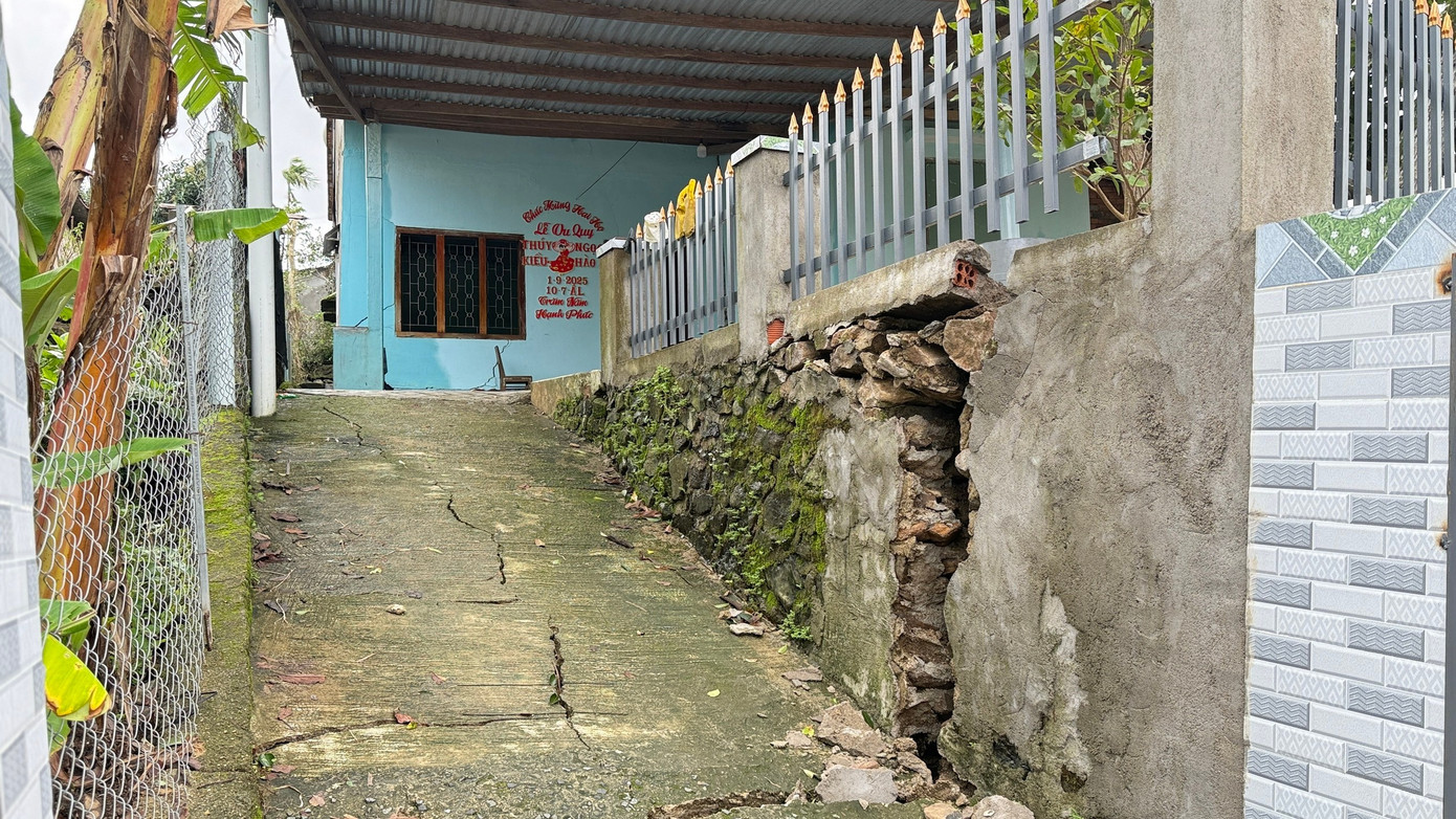 Hiện trường sạt lở nghiêm trọng, nhà cửa nứt toác ở Đắk Lắk - 3