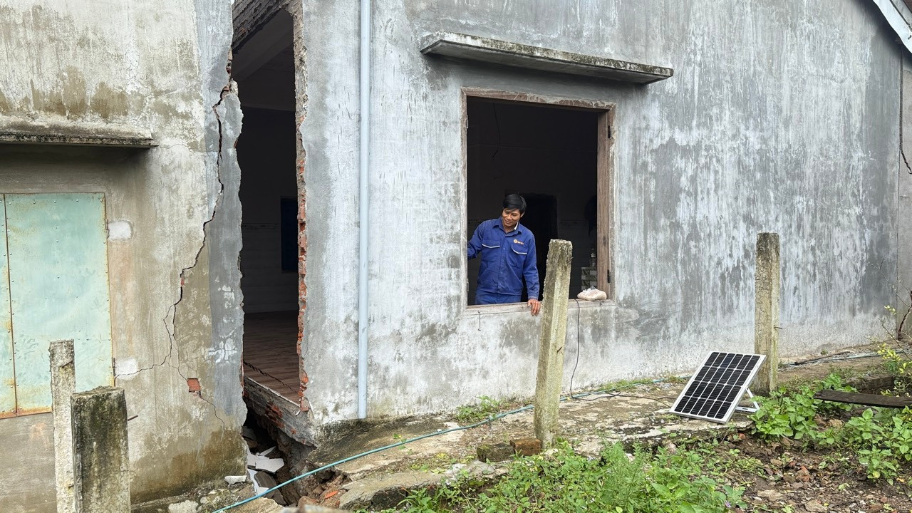 Một ngôi nhà của người dân thôn Vĩnh Xuân, xã Tuy An Tây (Đắk Lắk) bị tách đôi do hiện tượng sụt lún và sạt lở đất.