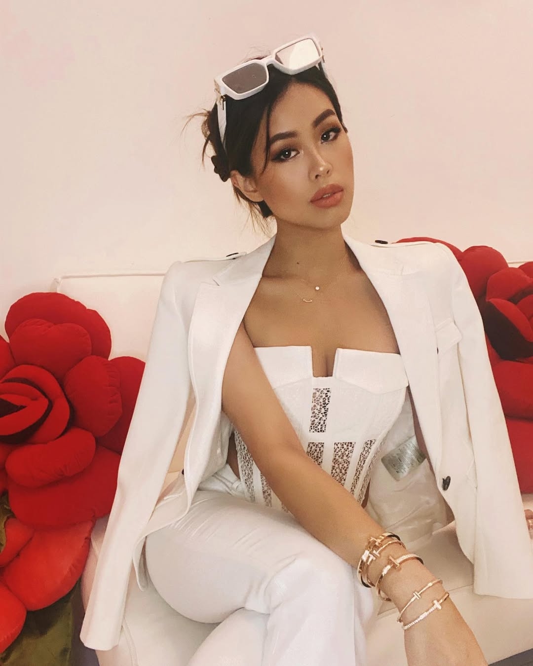 Tiên Nguyễn lên đồ sành điệu khi họp online tháng 6/2021. Cô diện xiêm y trắng gợi cảm và đeo loạt vòng tay Tiffany amp; Co. dòng Tiffany T, trong đó có hai thiết kế T1 đính kim cương trị giá lần lượt 32.000 USD (gần 845 triệu đồng) và 16.700 USD (hơn 440 triệu đồng).