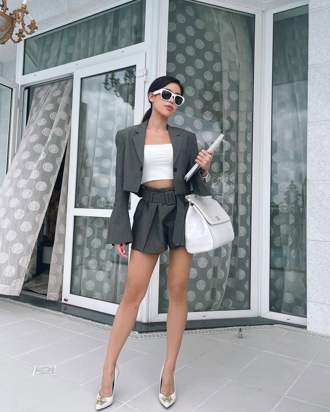 Tác phẩm Dolce amp; Gabbana Sicily da cá sấu cỡ maxi khoảng 40.000 USD (hơn 1 tỷ đồng) xuất hiện trong tủ đồ của Tiên Nguyễn với gam trắng, đen và kem sẫm.