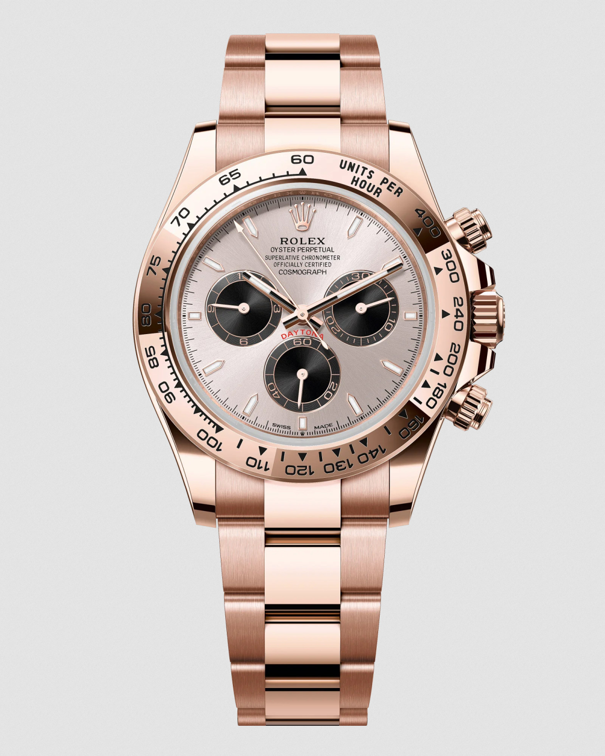 Đắt giá nhất trên set đồ là chiếc đồng hồ Rolex dòng Cosmograph Daytona cỡ 40 mm, được yết 50.500 USD (hơn 1,3 tỷ đồng). Tác phẩm làm từ vàng Everose 18K độc quyền của thương hiệu Thụy Sĩ, sử dụng mặt kính sapphire chống trầy xước, có khả năng dự trữ năng lượng xấp xỉ 72 giờ, chống nước ở độ sâu 100 mét.