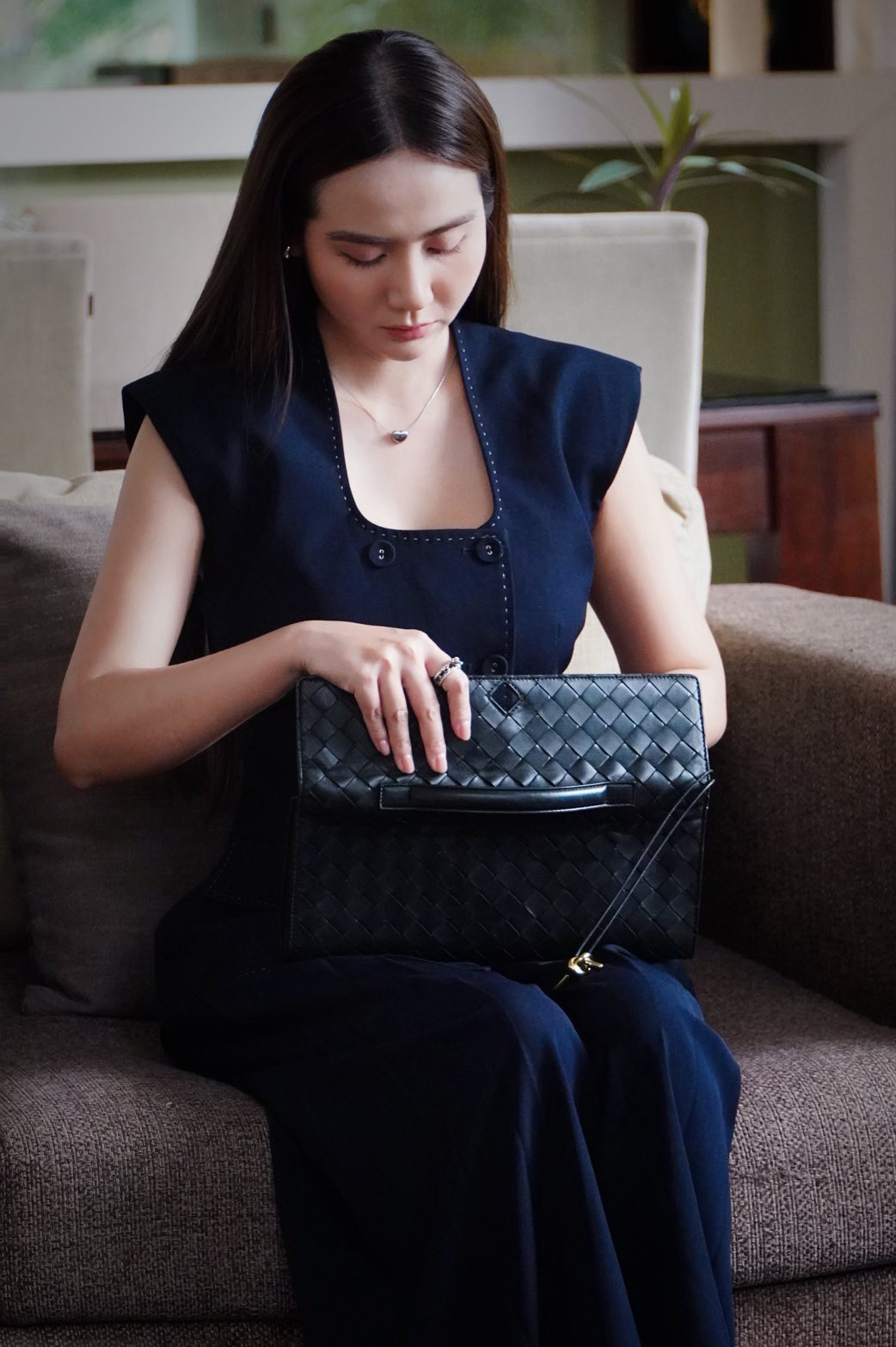 Đồ hiệu tiền tỷ của Phan Minh Huyền trong amp;#34;Cách em 1 milimetamp;#34; - 5