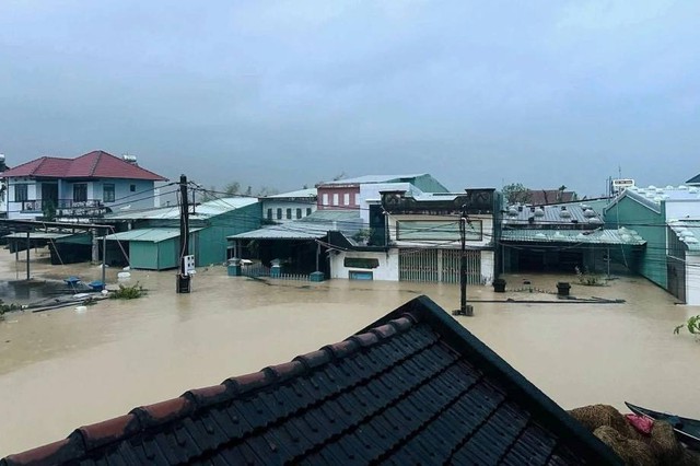 Bão Koto thành bão số 15 trên Biển Đông, tăng cấp nhanh, diễn biến phức tạp, hướng vào miền Trung 