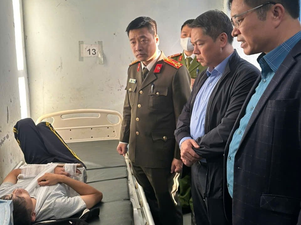 Lãnh đạo tỉnh Lạng Sơn đến Trung tâm Y tế khu vực Chi Lăng để thăm hỏi hai nạn nhân trên chuyến xe bị thương. Ảnh: Báo Lạng Sơn.