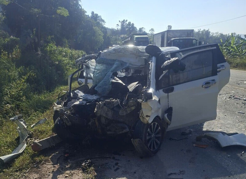 Chiếc ô tô 7 chỗ bị biến dạng hoàn toàn sau khi va chạm với xe container làm 4 người tử vong. Ảnh: ĐVCC.