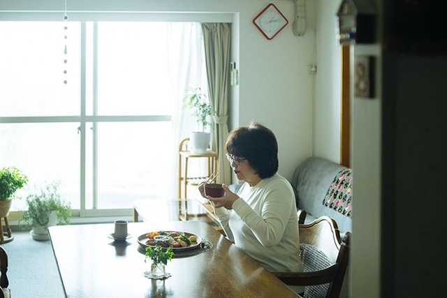 Ở xã hội hiện đại, không ít người sau khi nghỉ hưu lại rơi vào vòng luẩn quẩn trông cháu, lo việc nhà, chịu áp lực từ con dâu, con trai. Ảnh minh họa