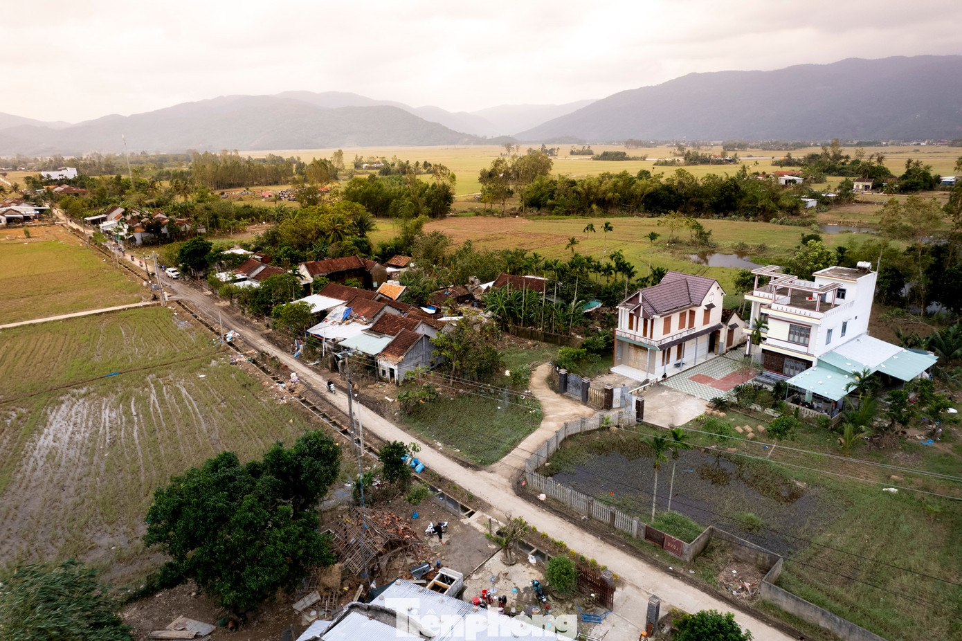 Căn nhà anh Tân cao nhất trong thôn trở thành tâm điểm bởi lời đồn thất thiệt.