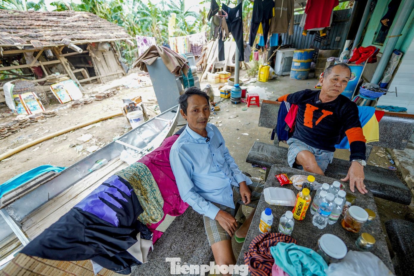 Ông Dũng ngồi cạnh ân nhân.